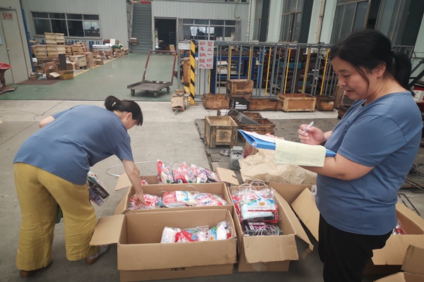 阳山镇总工会到无锡emc易倍·体育开展“夏季送清凉”活动