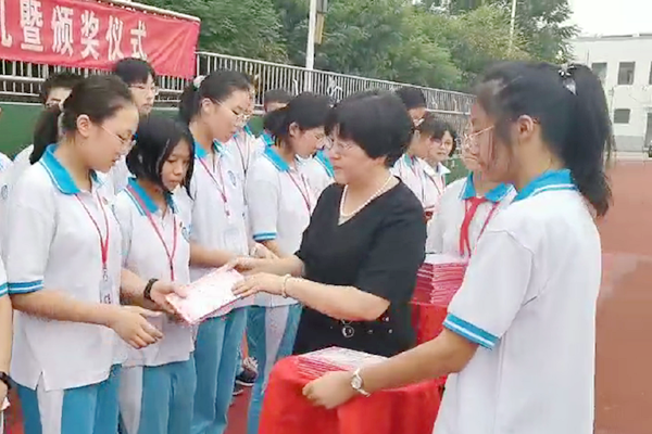 无锡emc易倍·体育董事长杨英女士受邀参加阳山中学2020-2021开学典礼