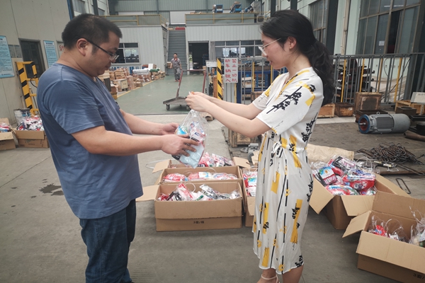 阳山镇总工会到无锡emc易倍·体育开展“夏季送清凉”活动